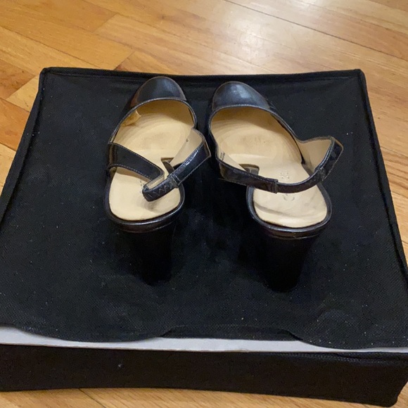 Dark grey rounded toe slingback heel - Picture 2 of 7